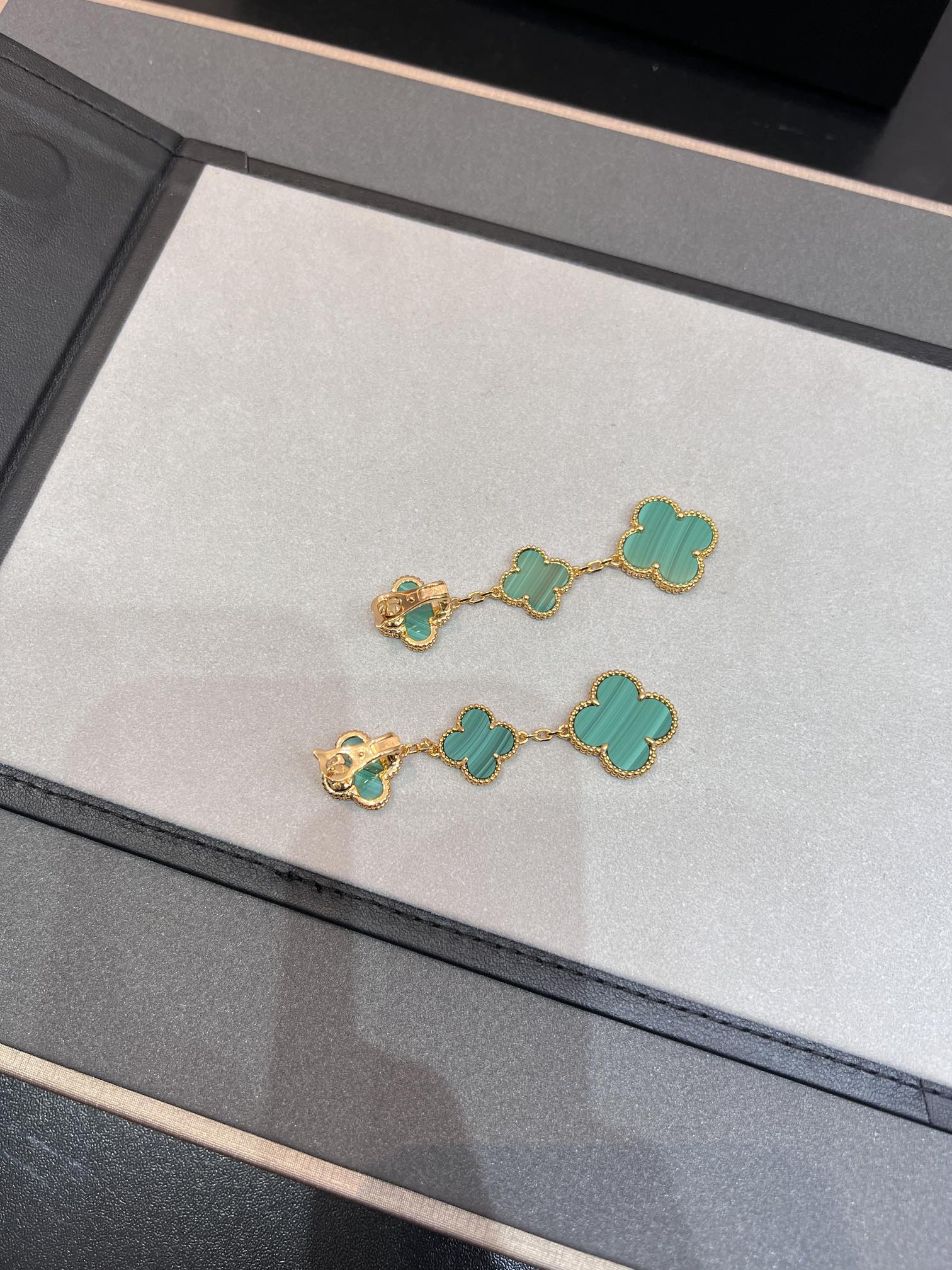 ¡®Imperial¡¯CLOVER MALACHITE 3 MOTIFS GOLD