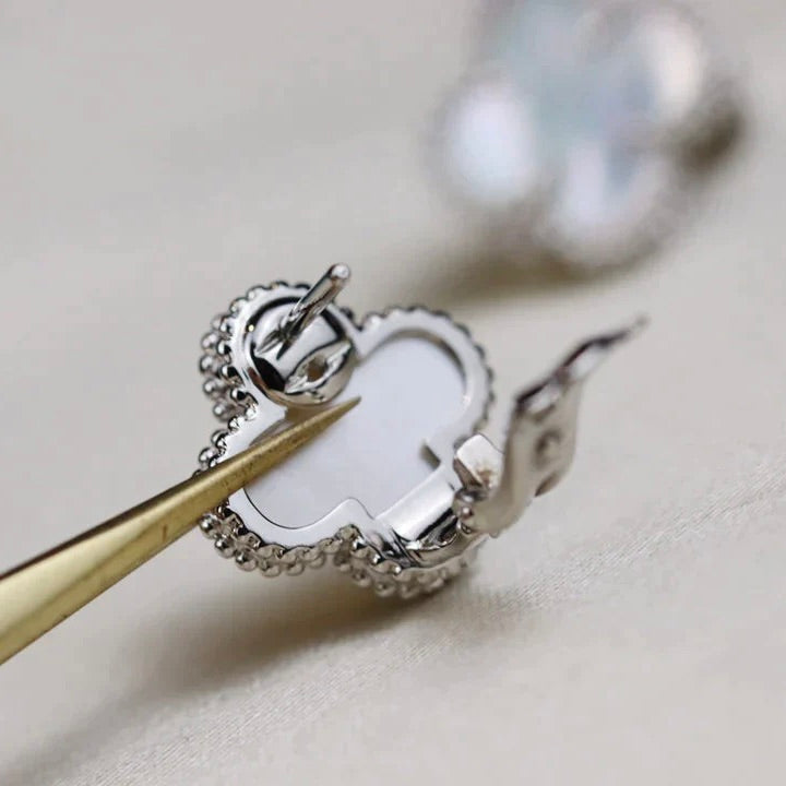 ¡®Imperial¡¯CLOVER MEDIUM 1 MOTIFS  WHITE MOP EARRINGS SILVER