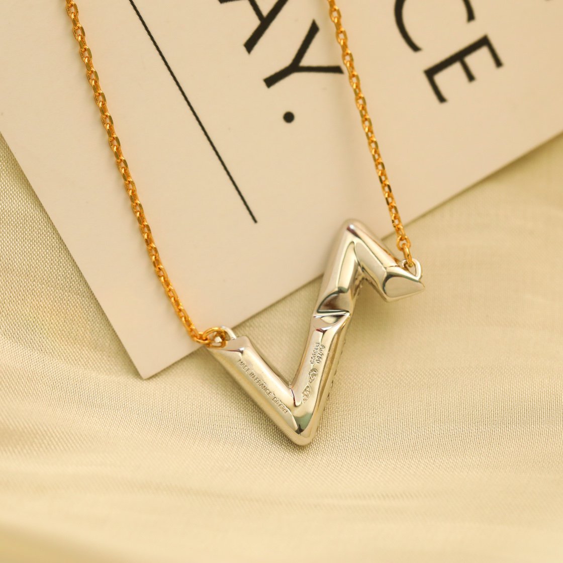 ¡®Imperial¡¯VOLT SILVER DIAMOND PEDANT NECKLACE