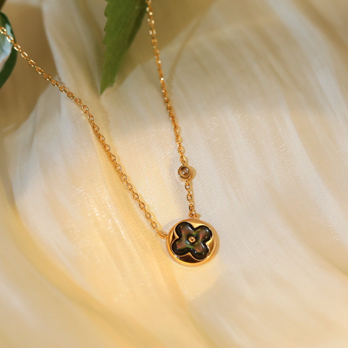 ¡®Imperial¡¯SUN PEDANT PINK GOLD 1 DIAMOND NECKLACE