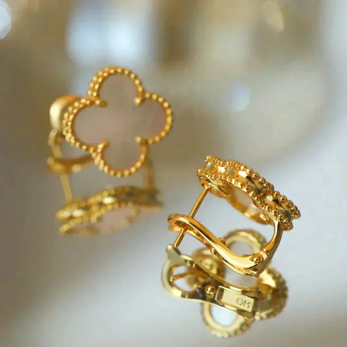 ¡®Imperial¡¯CLOVER MEDIUM 1 MOTIFS  WHITE MOP STUD EARRINGS