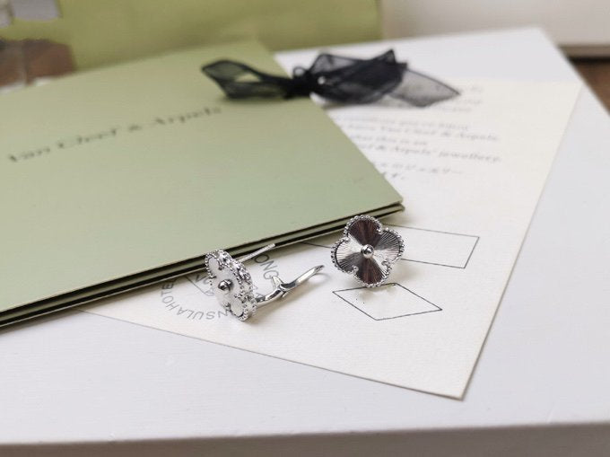 ¡®Imperial¡¯CLOVER MEDIUM STUD EARRINGS