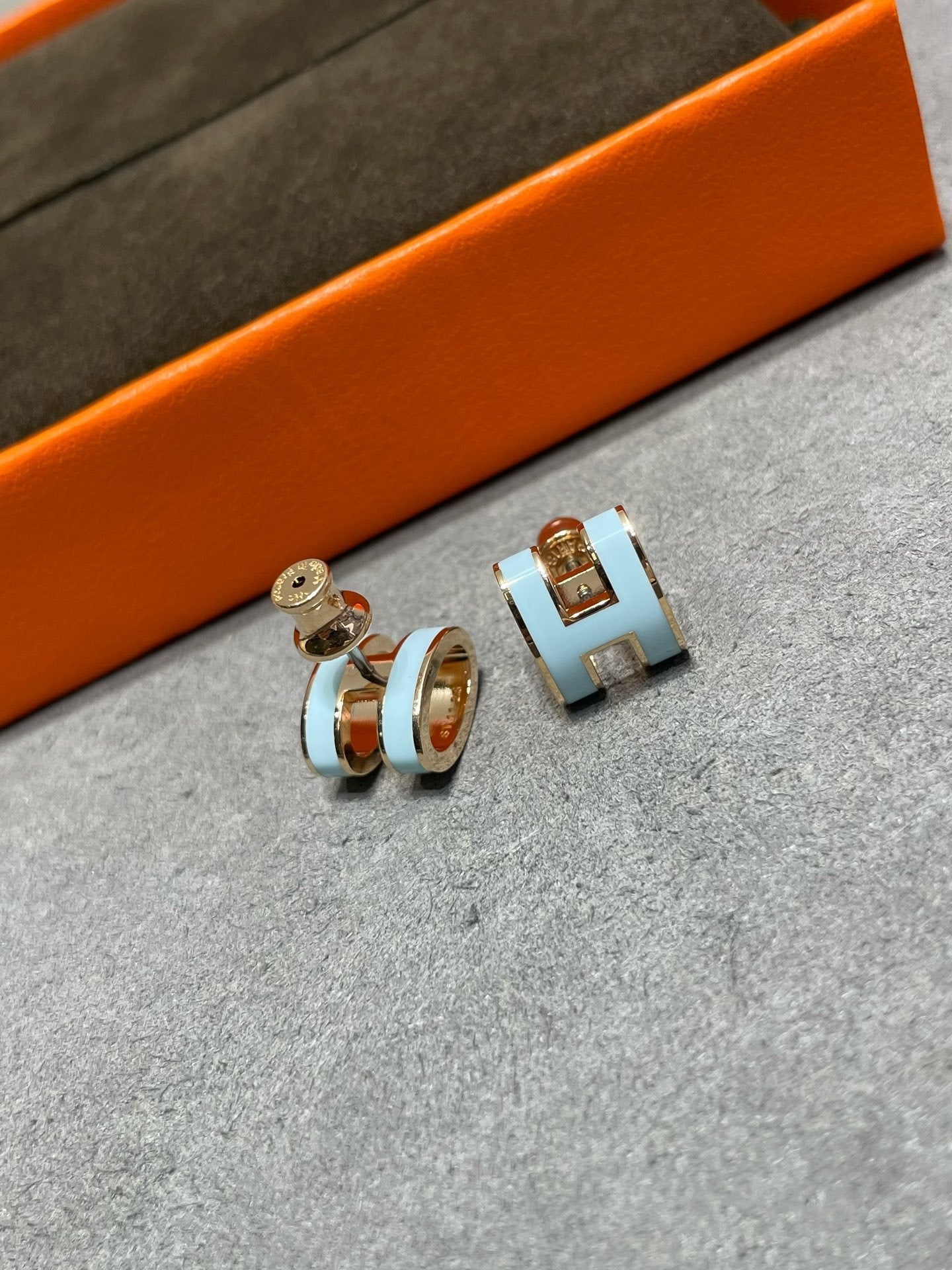 ¡®Imperial¡¯POP H SKY BLUE STUD EARRINGS