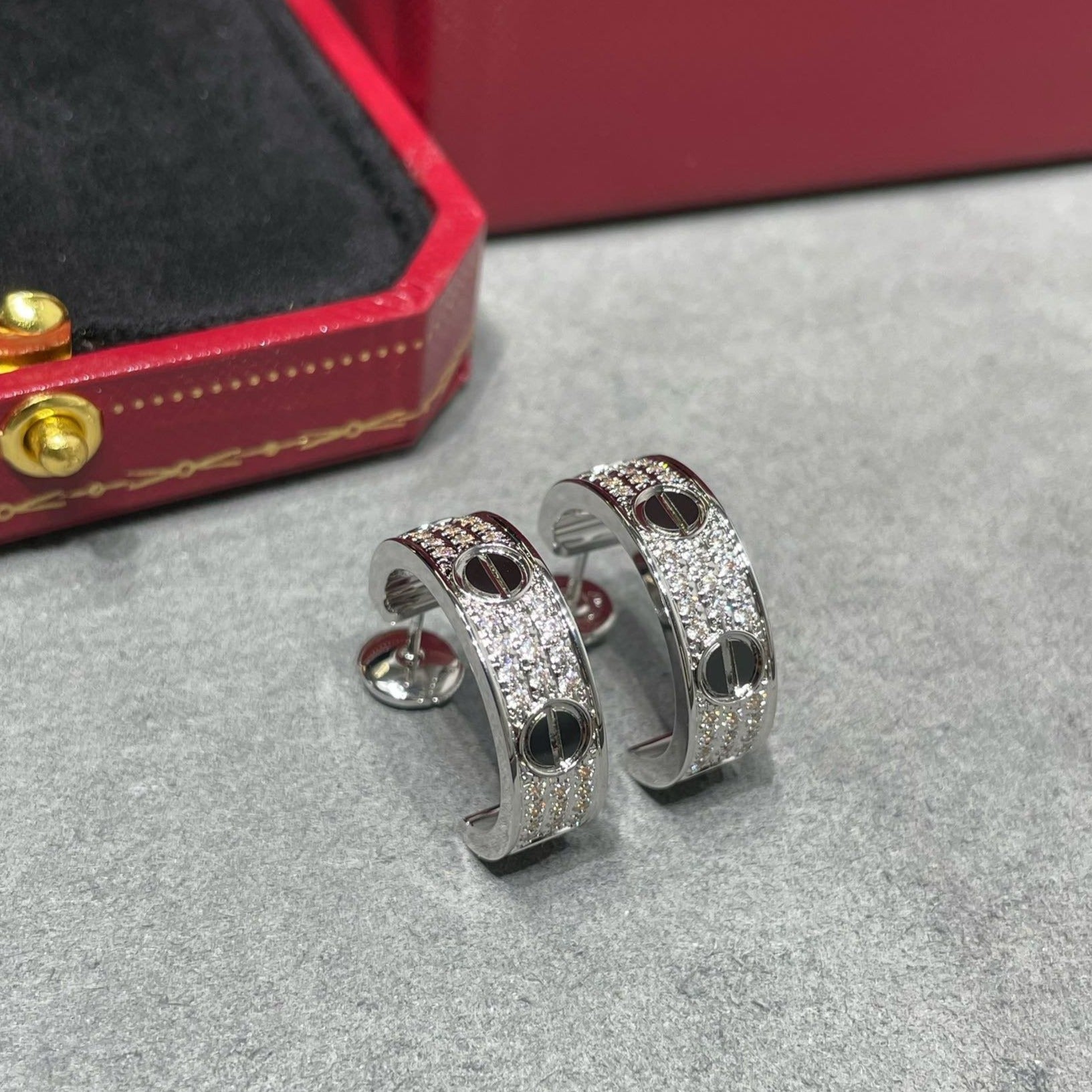 ¡®Imperial¡¯LOVE CERAMIC DIAMOND PAVED SILVER EARRINGS