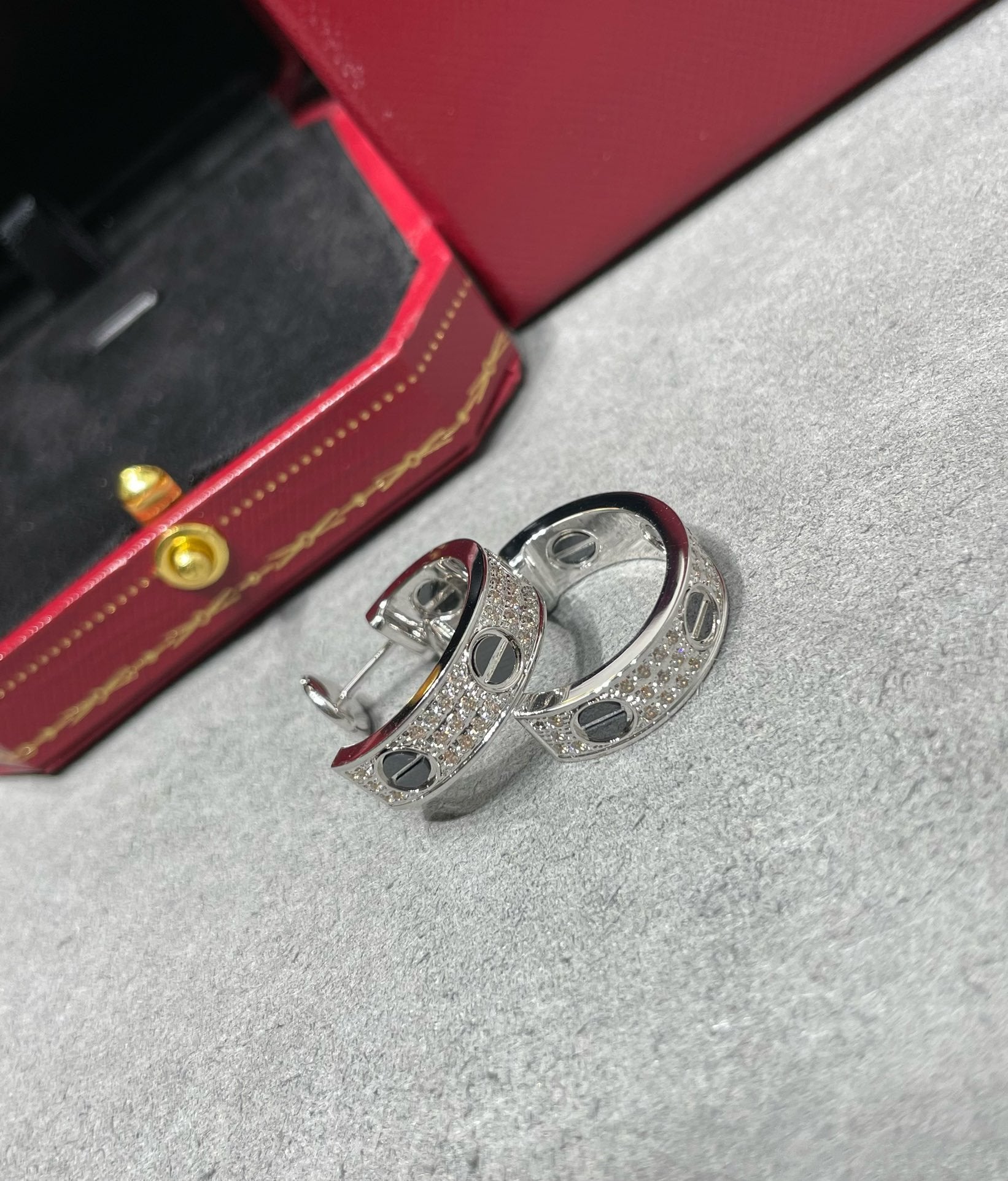 ¡®Imperial¡¯LOVE CERAMIC DIAMOND PAVED SILVER EARRINGS