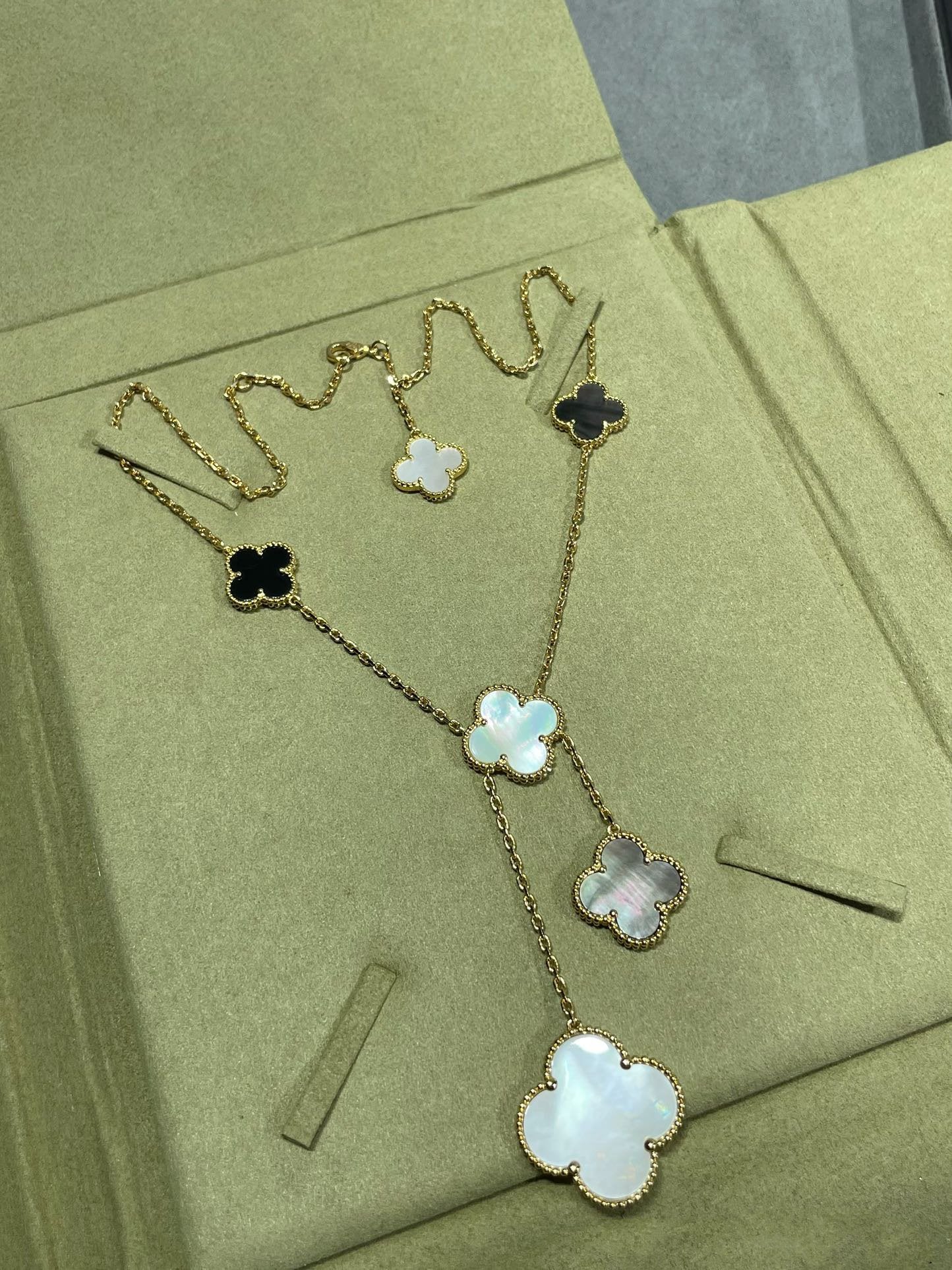 ¡®Imperial¡¯CLOVER 6 MOTIF MOP ONYX GOLD NECKLACE
