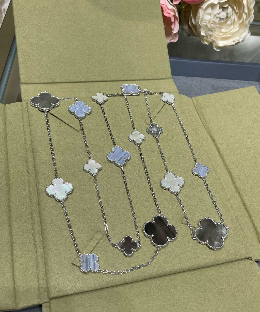 ¡®Imperial¡¯CLOVER 16 MOTIF CHALCEDONY MOP SILVER NECKLACE
