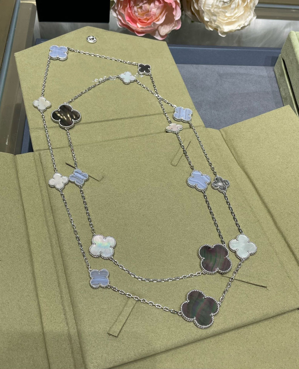 ¡®Imperial¡¯CLOVER 16 MOTIF CHALCEDONY MOP SILVER NECKLACE