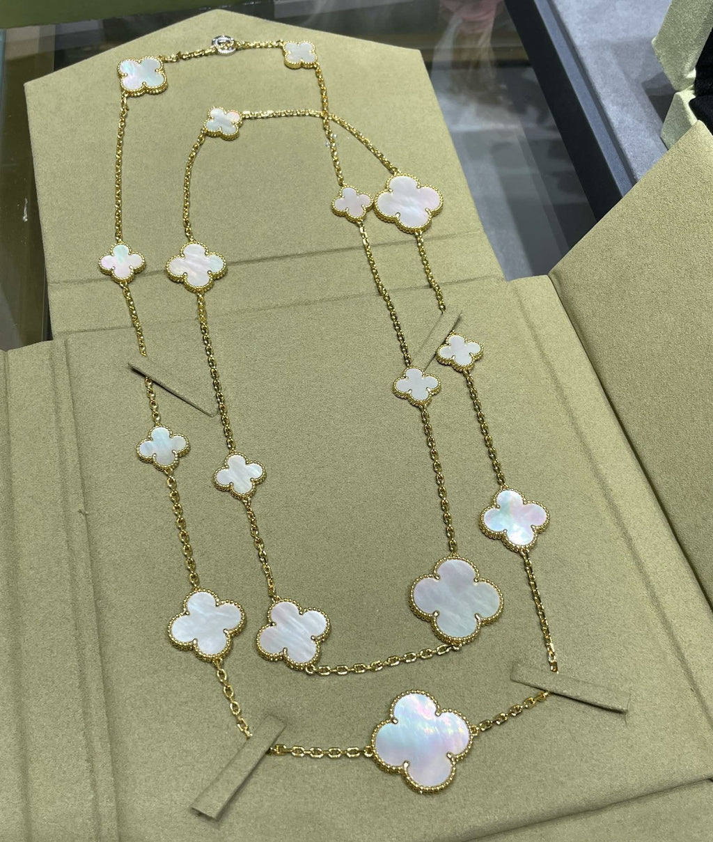 ¡®Imperial¡¯CLOVER 16 MOTIF WHITE MOP GOLD NECKLACE