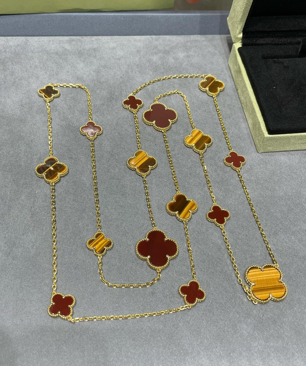 ¡®Imperial¡¯CLOVER 16 MOTIF CARNELIAN TIGER EYE ROSE GOLD NECKLACE