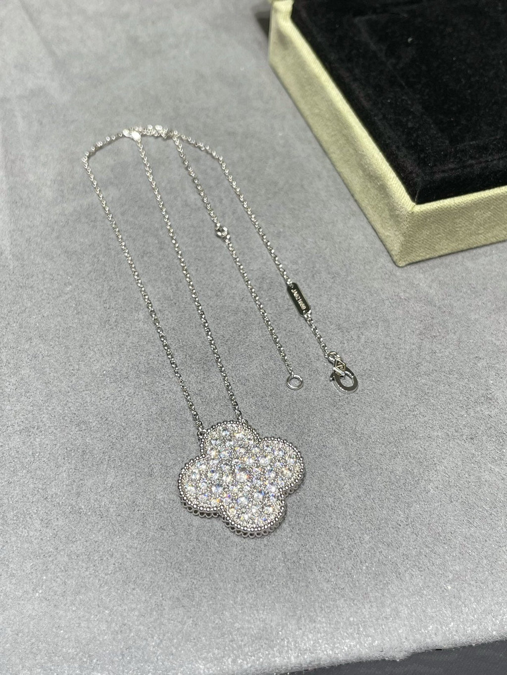 ¡®Imperial¡¯CLOVER 25MM LARGE PENDANT DIAMOND PAVED SILVER NECKLACE