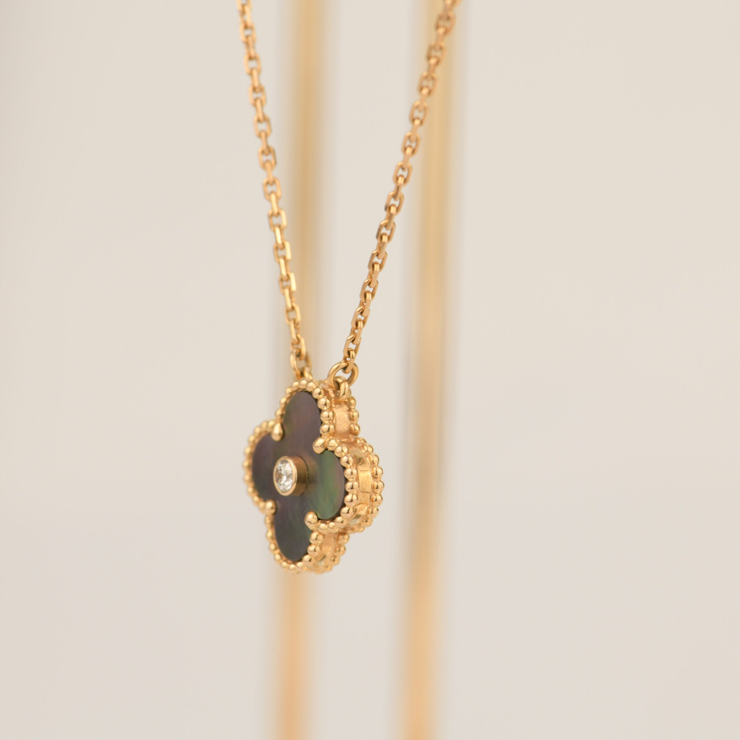¡®Imperial¡¯CLOVER 15MM DIAMOND AND MOTHER-OF-GREY NECKLACE