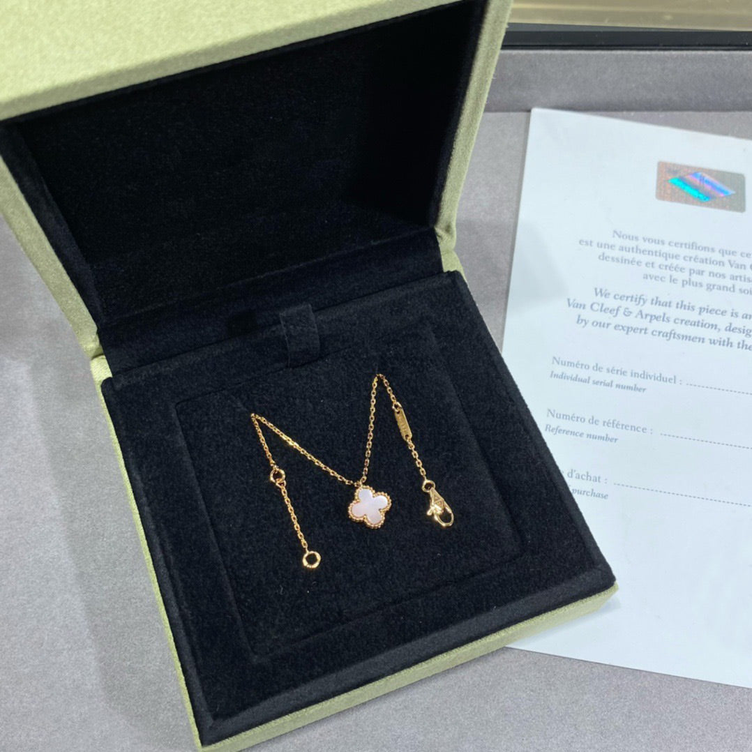 ¡®Imperial¡¯CLOVER 15MM PINK MOTHER-OF-PEARL SINGLE FLOWER NECKLACE