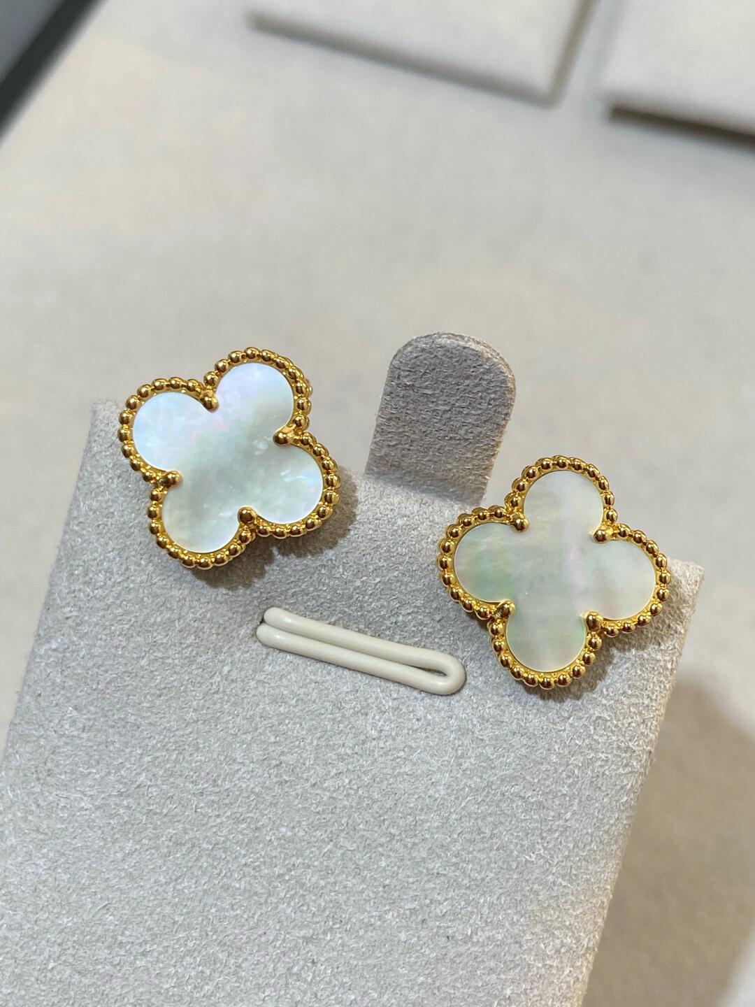 [Imperial] CLOVER LARGE (20mm) 1 MOTIFS WHITE MOP STUD EARRINGS