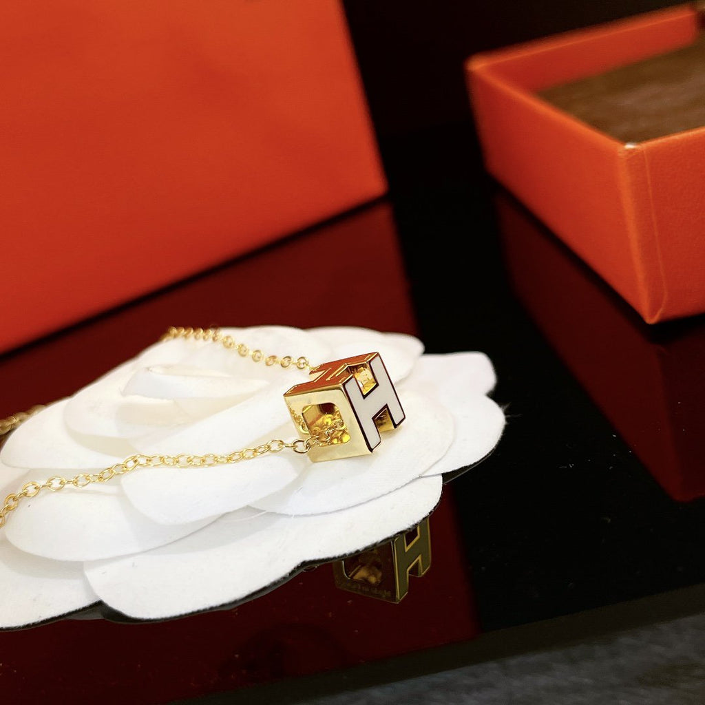 ¡®Imperial¡¯H WHITE SQUARE GOLD NECKLACE