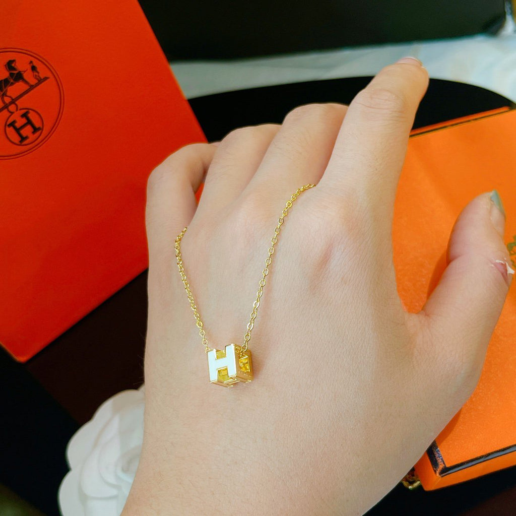 ¡®Imperial¡¯H WHITE SQUARE GOLD NECKLACE