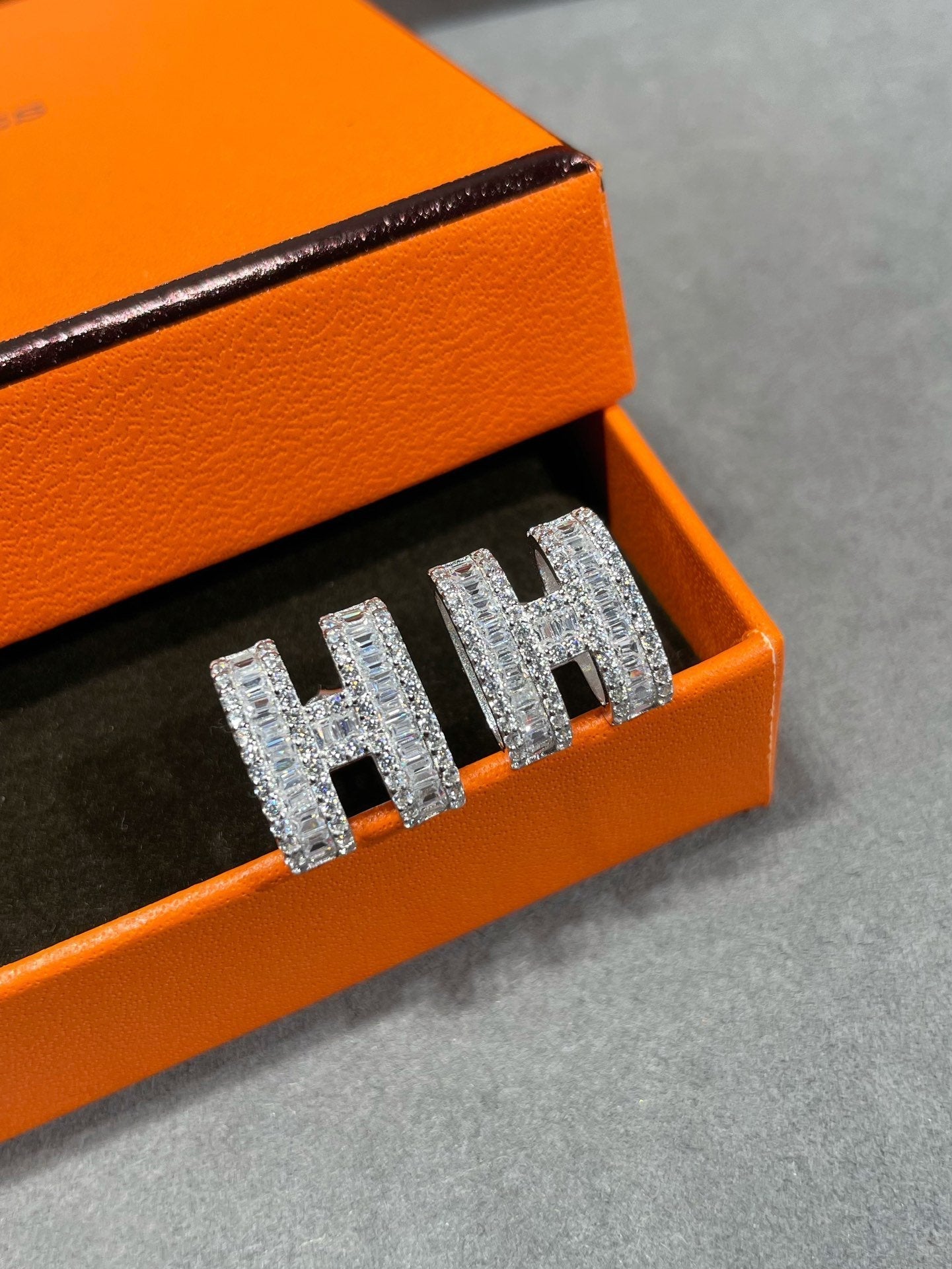 ¡®Imperial¡¯H STUD EARRINGS WITH SILVER DIAMONDS