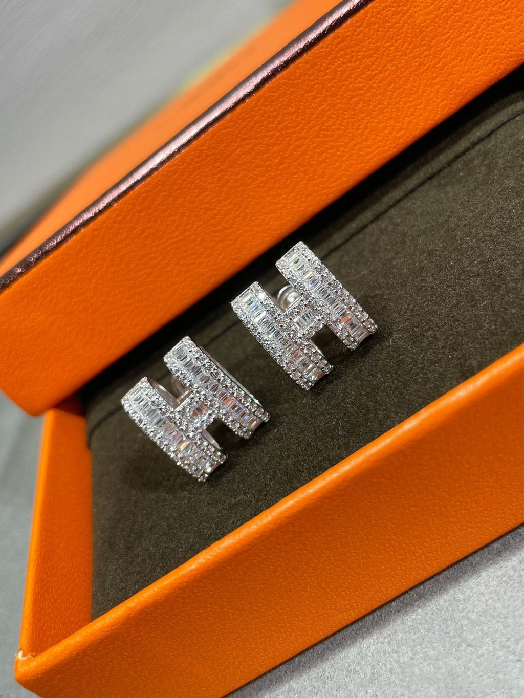 ¡®Imperial¡¯H STUD EARRINGS WITH SILVER DIAMONDS