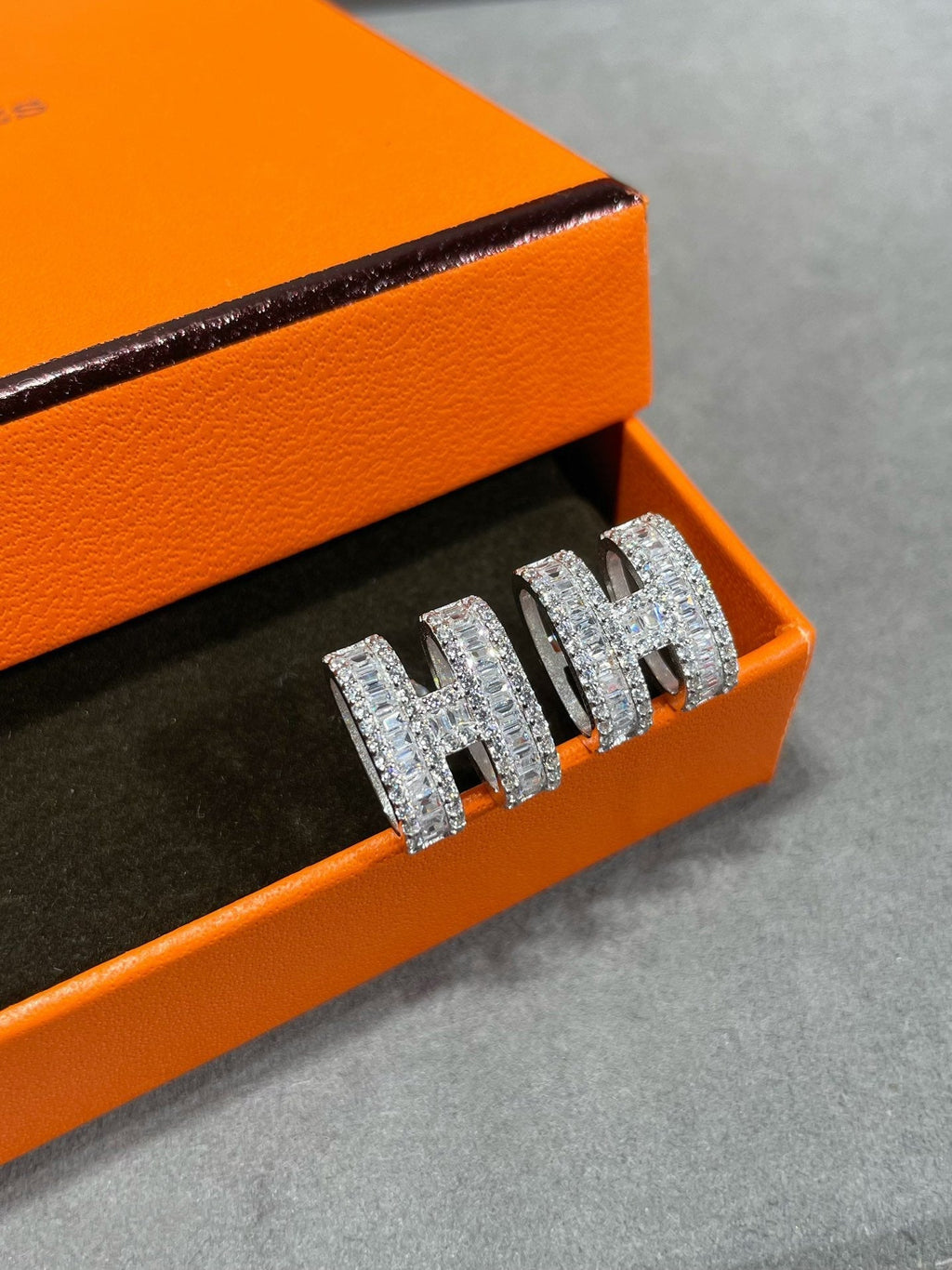 ¡®Imperial¡¯H STUD EARRINGS WITH SILVER DIAMONDS
